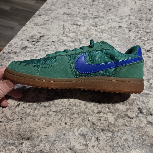 New In Box Nike Green and Blue Athletic Shoes Sz M 7 W 8.5. Awesome - Picture 7 of 10